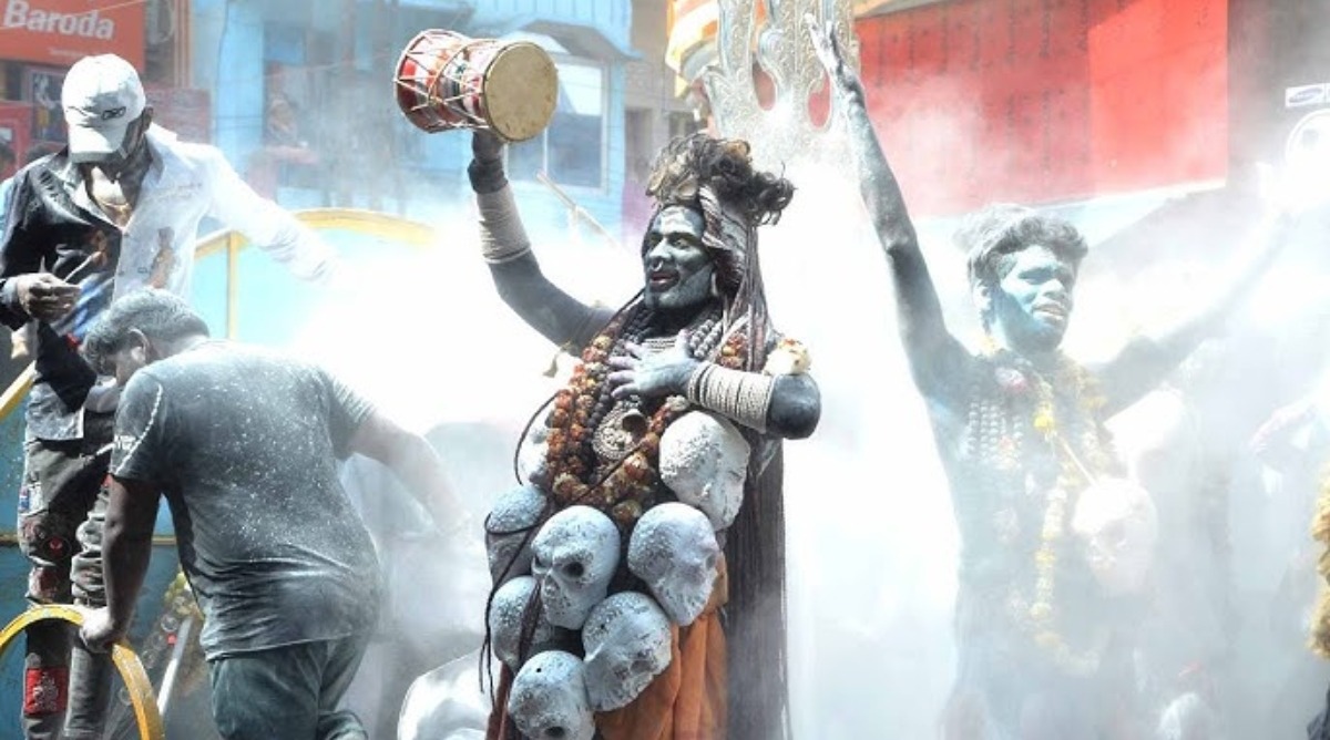 Photo of क्यों खेली जाती है बनारस में चिता की राख से होली?, जानिए इस अनूठी परंपरा का आध्यात्मिक महत्व