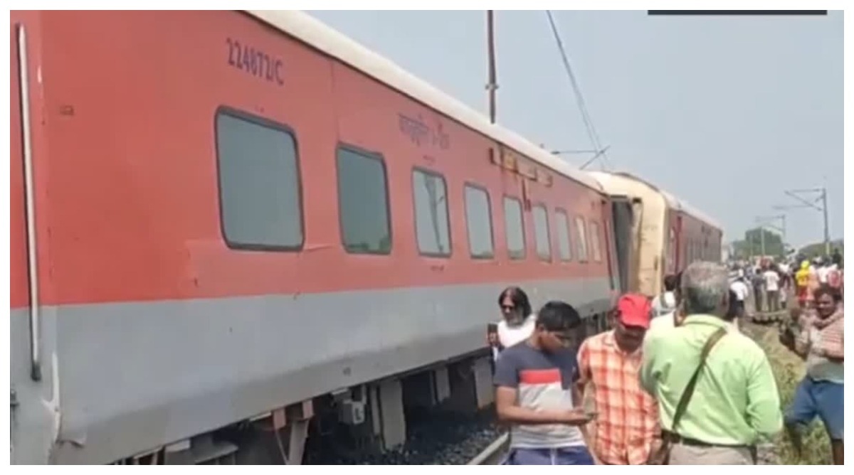 Photo of ओडिशा में रेल हादसा, 11 डिब्बे पटरी से उतरे, हेल्पलाइन नंबर किया गया जारी