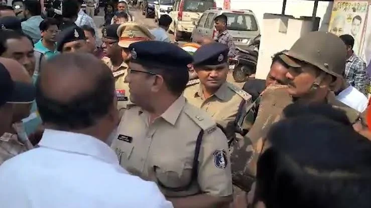Photo of भूपेश बघेल के घर छापा मारकर लौट रही ईडी की टीम पर पथराव मामले में FIR दर्ज