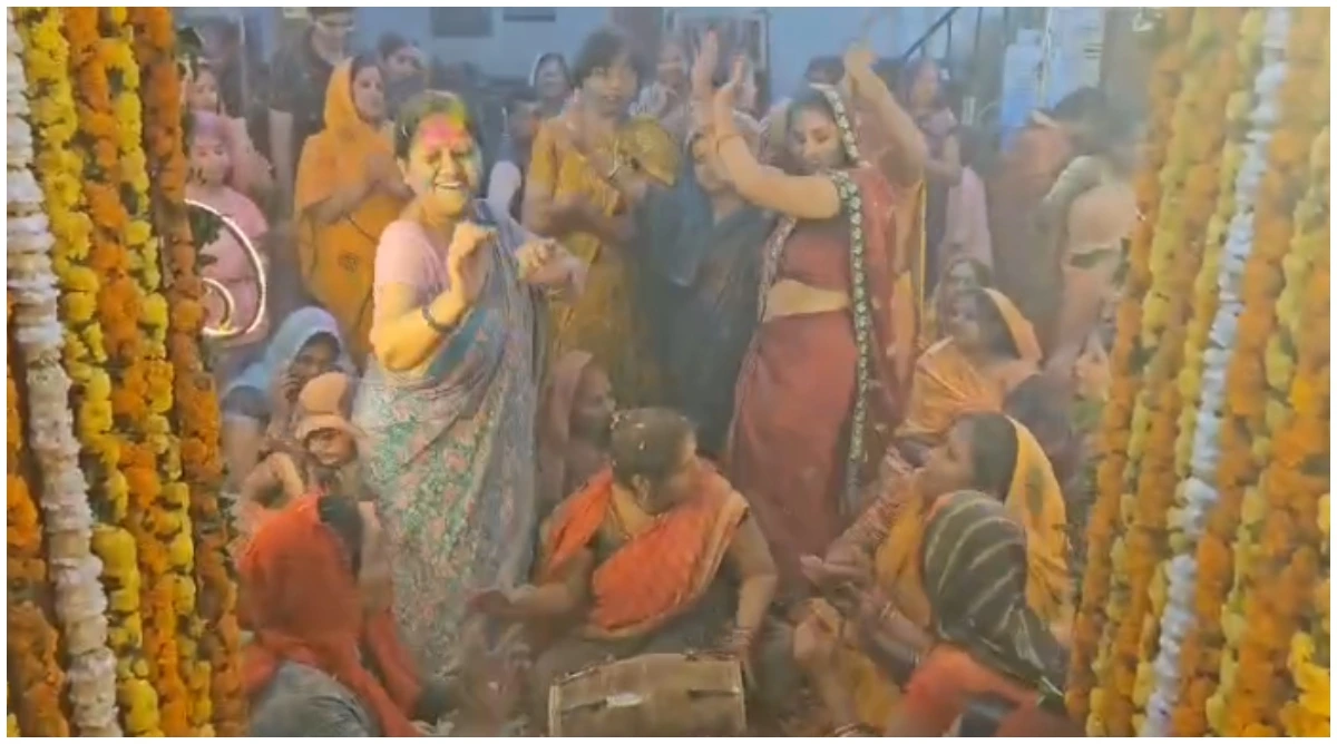 Photo of इटावा श्रद्धालुओं ने ठाकुर जी संग खेली होली, पांच कुन्तल फूलों से सजाया फूल बंगला