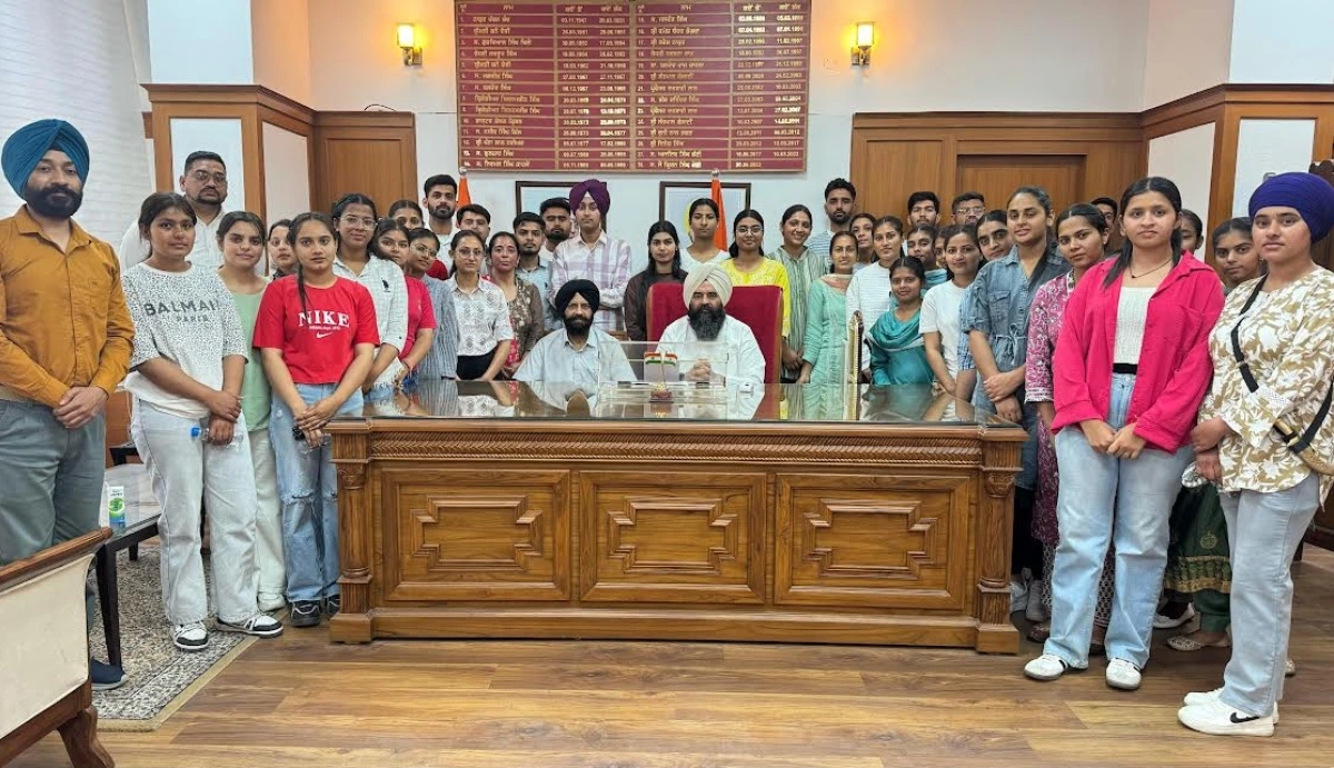 Photo of बजट सत्र के दौरान डिप्टी स्पीकर रोड़ी ने विद्यार्थियों से की विशेष मुलाकात