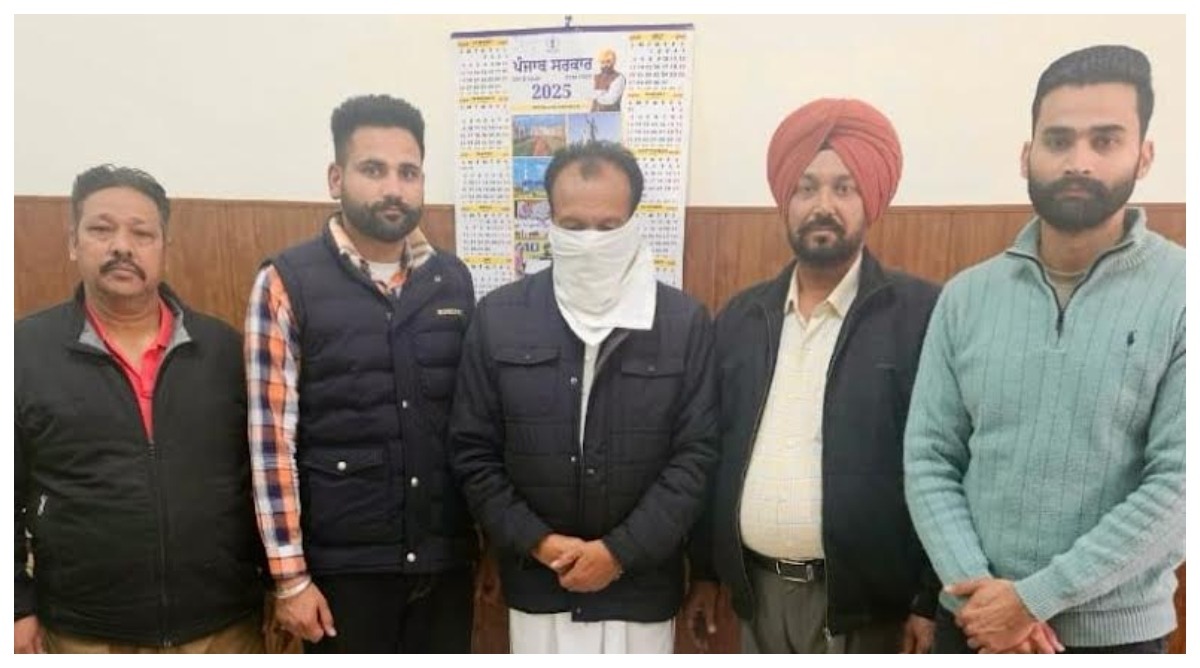 Photo of विजिलेंस ब्यूरो ने पुलिसकर्मियों के नाम पर 3 लाख रुपए रिश्वत लेते हुए एक व्यक्ति को किया गिरफ्तार