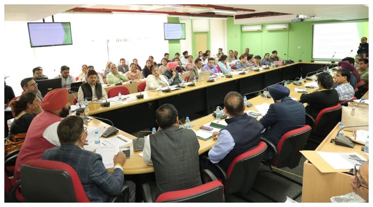Photo of हरजोत बैंस द्वारा स्कूलों की कुशलता बढ़ाने के लिए जिला शिक्षा अधिकारियों को दो घंटे फील्ड में रहने के दिए गए आदेश