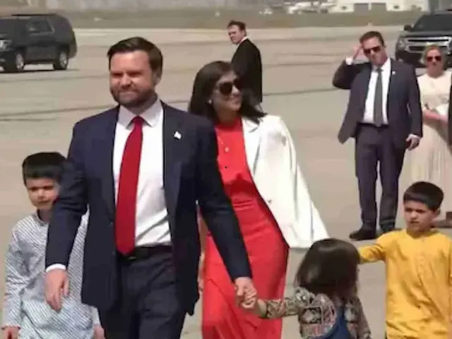 Photo of परिवार संग जयपुर पहुंचे जेडी वेंस, अंबर किले किले में हुआ पारंपरिक स्वागत, कालबेलिया और घूमर नृत्य का लिया आनंद