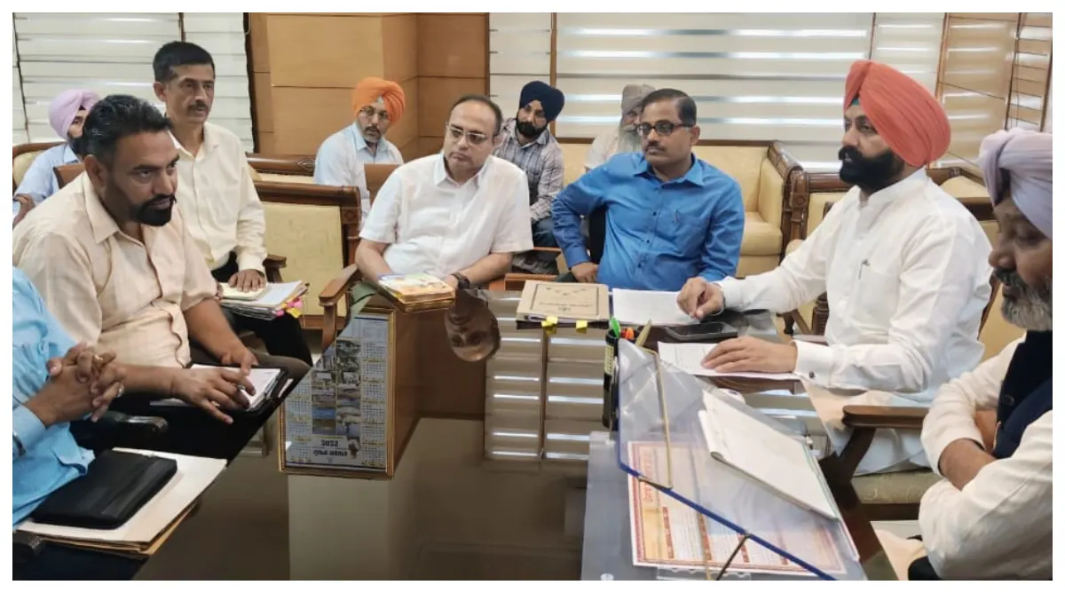 Photo of वित्त मंत्री हरपाल सिंह चीमा द्वारा पंजाब रोडवेज पनबस/पी.आर.टी.सी. कॉन्ट्रैक्ट वर्कर्स यूनियन के साथ की बैठक