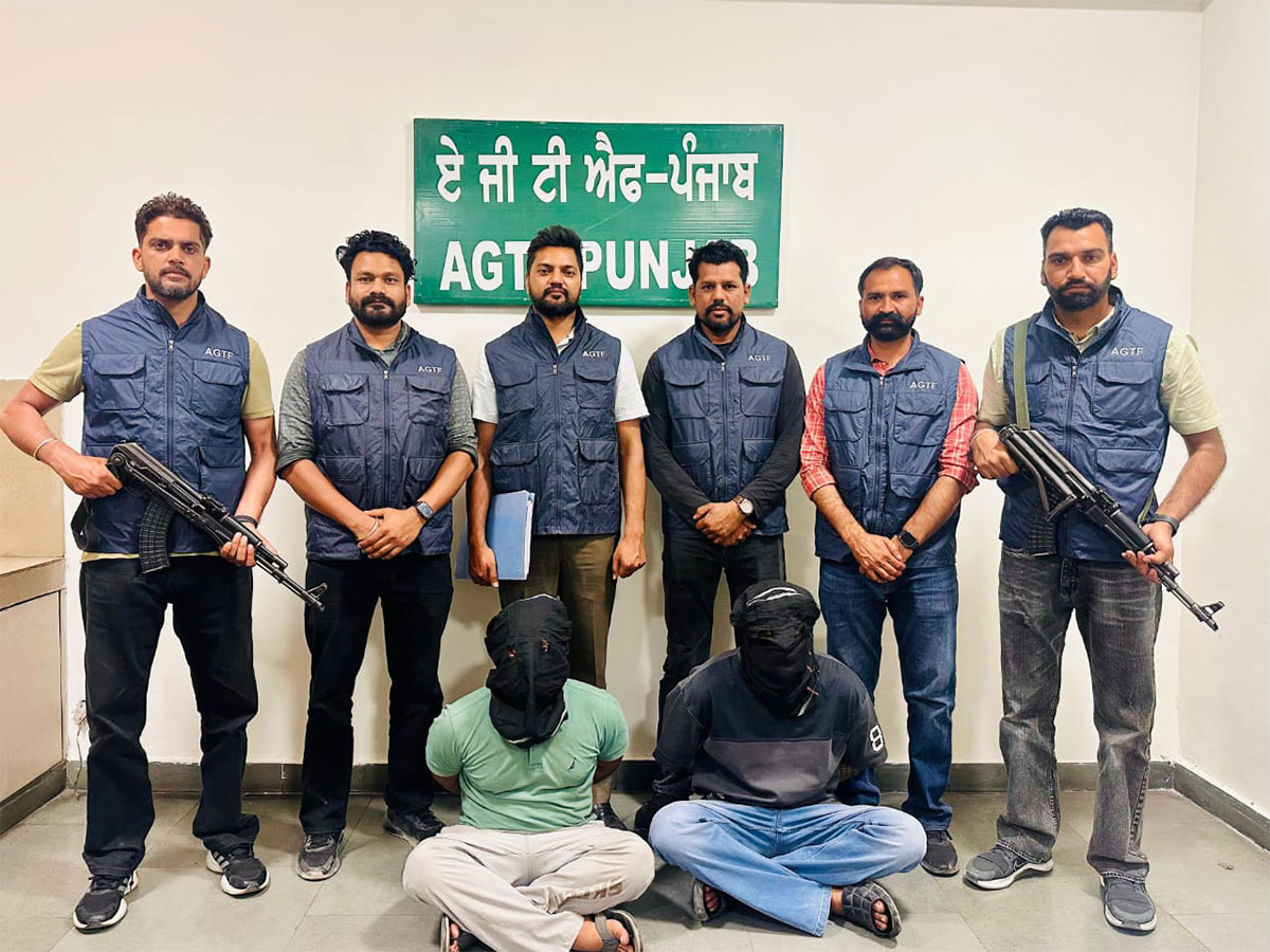 Photo of पंजाब पुलिस की AGTF ने लॉरेंस बिश्नोई-रोहित गोदारा गैंग के दो गुर्गों को किया गिरफ्तार, पिस्तौल बरामद