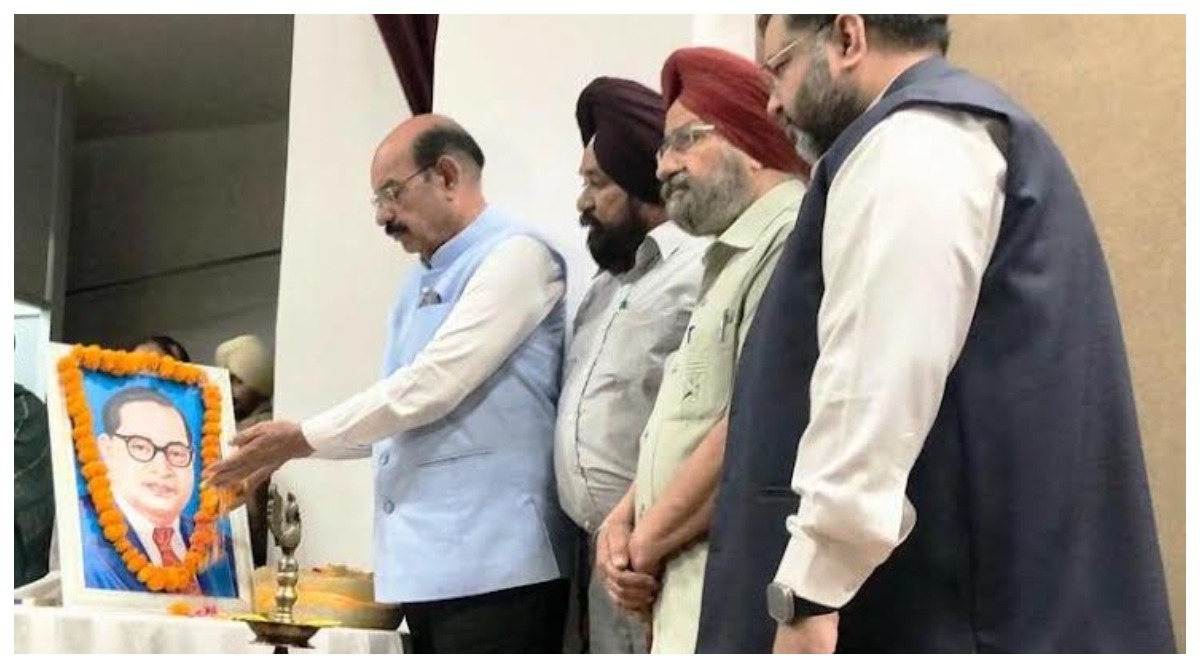 Photo of कैबिनेट मंत्री मोहिंदर भगत ने डॉ. बी.आर. आंबेडकर को उनकी 134वीं जयंती पर श्रद्धांजलि अर्पित की