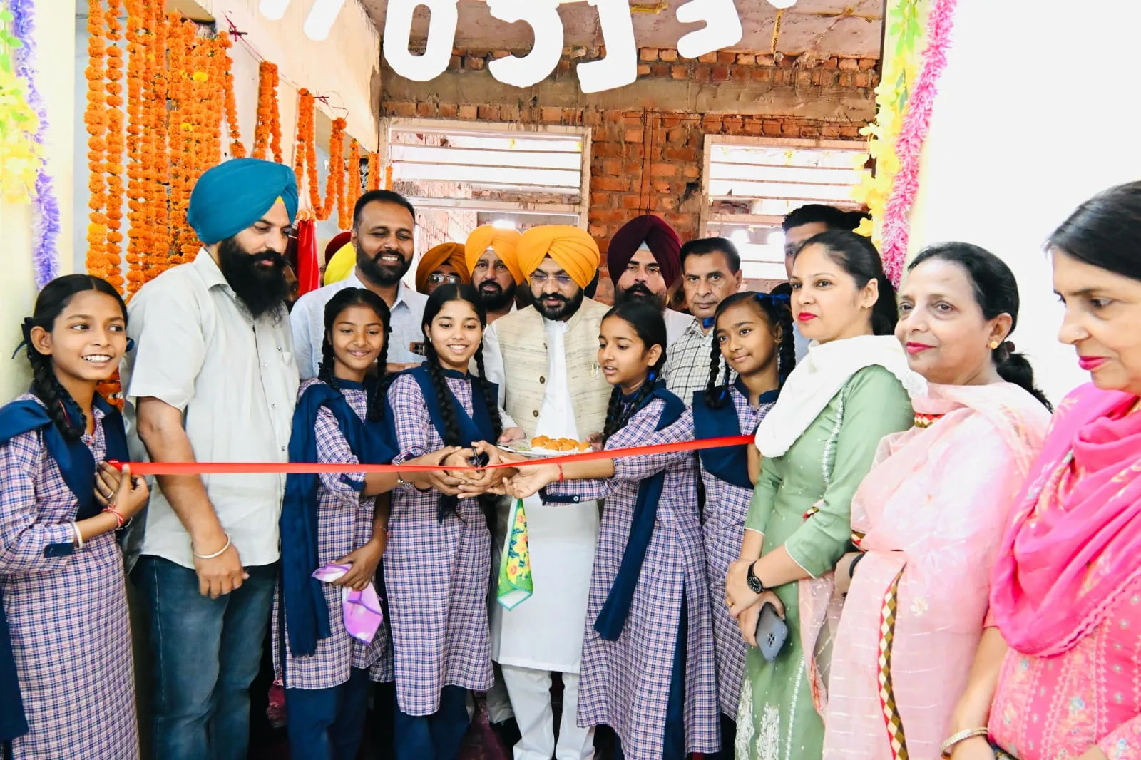 Photo of खन्ना के पांच स्कूलों में 71.15 लाख की विकास परियोजनाएं शुरू, मंत्री तरुनप्रीत सिंह ने किया उद्घाटन