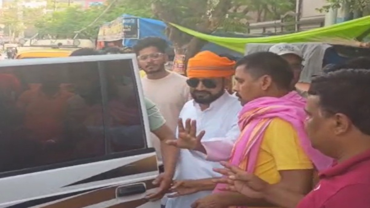 Photo of गाजी मियां की दरगाह पर भगवा झंडा लहराने के मामले में आरोपी मानवेंद्र गिरफ्तार, DCP ने तीन पुलिसकर्मियों पर की कार्रवाई