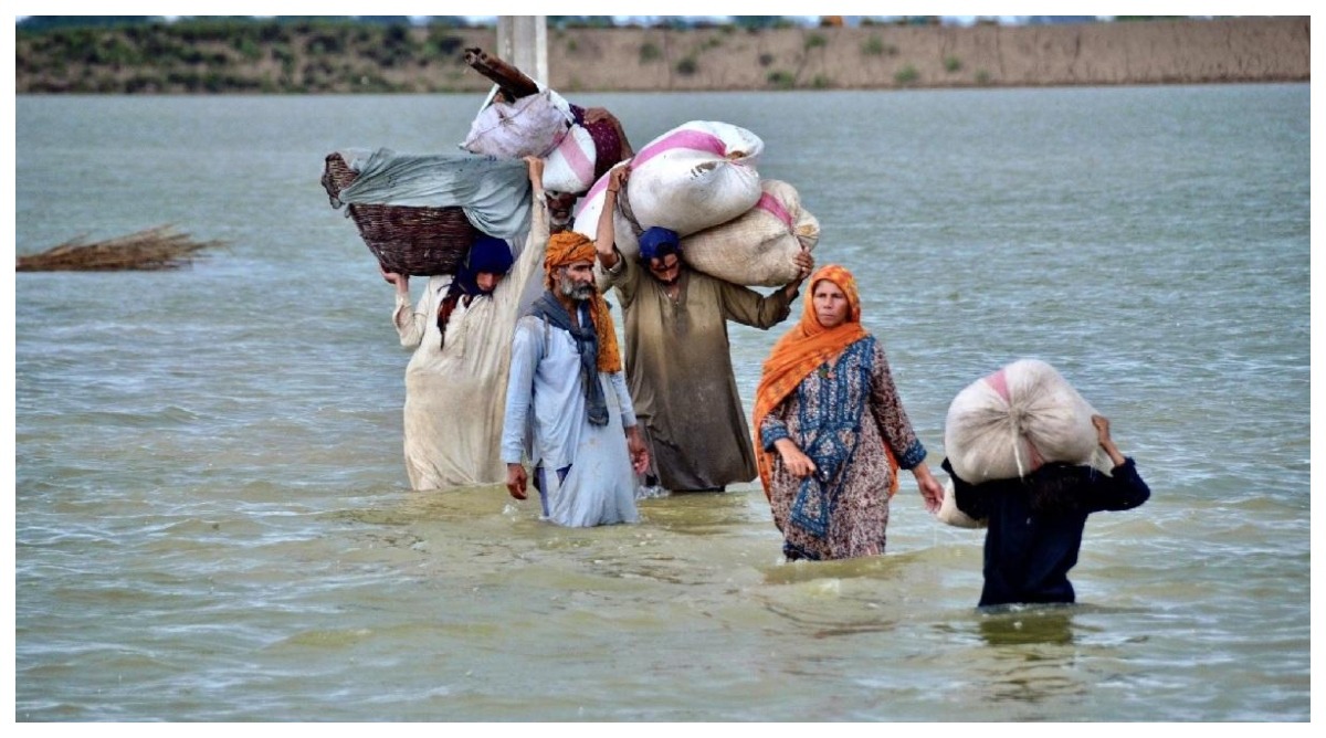 Photo of झेलम का पानी छोड़ने से पाकिस्तान में आई बाढ़, दहशत में लोग, भारत पर लगाया आरोप