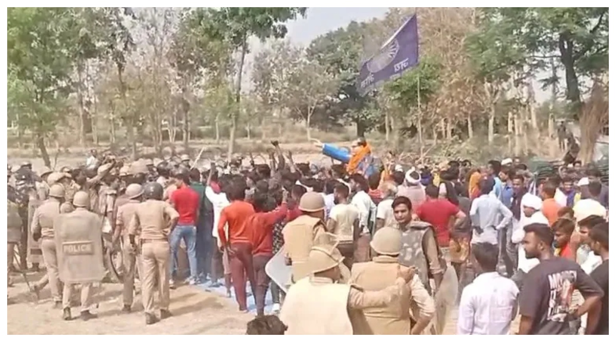 Photo of लखनऊ में अंबेडकर प्रतिमा रखने को लेकर बवाल, महिला इंस्पेक्टर समेत 6 के फूटे सिर, पुलिस ने किया लाठीचार्ज