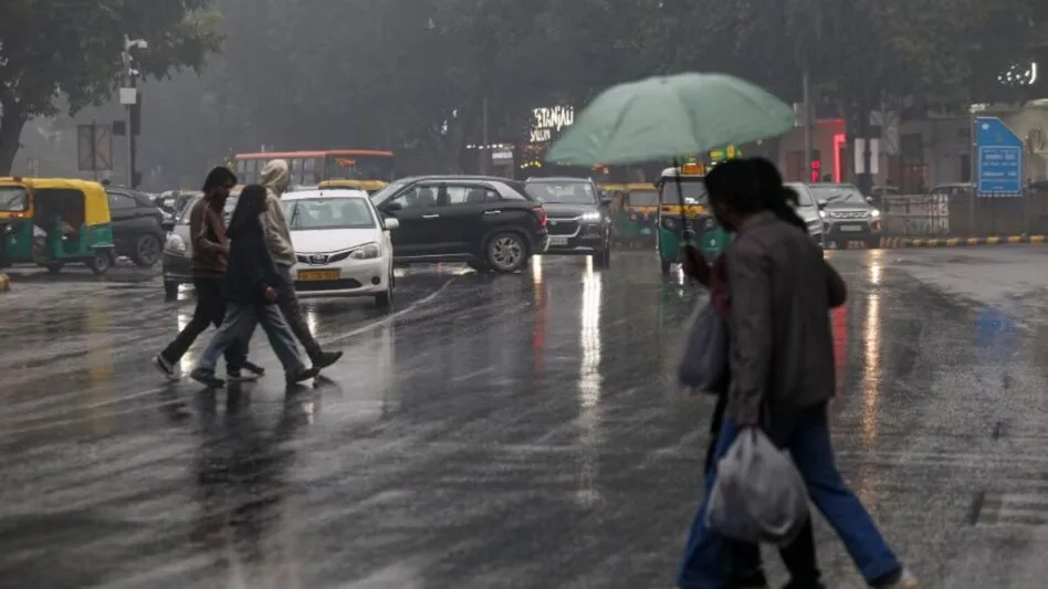 Photo of दिल्ली-NCR समेत कई राज्यों में आंधी-बारिश का अलर्ट, जम्मू-कश्मीर में भूस्खलन से NH-44 बंद