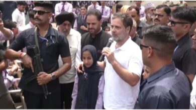 Photo of ‘आपने भयावह स्थिति देखी है, चिंता न करें..’ पुंछ में PAK हमलों के पीड़ित परिवारों से मिलकर बोले राहुल गांधी