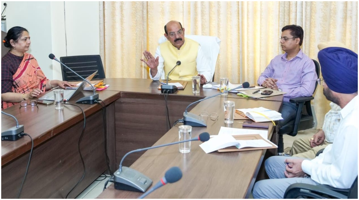 Photo of मंत्री मोहिंदर भगत ने बागवानी विभाग की प्रगति का लिया जायजा, अधिकारियों को चल रहे प्रोजेक्टों को तेजी से पूरा करने के दिए निर्देश