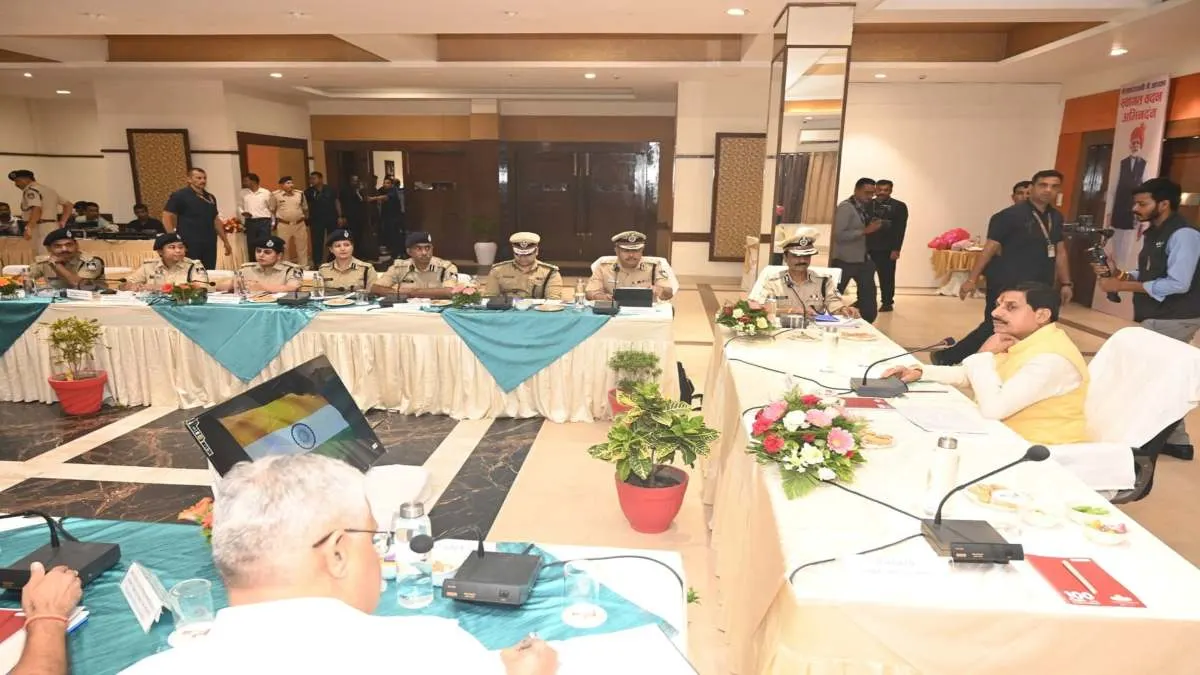 Photo of सीएम मोहन यादव का सख्त निर्देश, नक्सल उन्मूलन, अवैध कारोबार पर कड़ी कार्रवाई और कानून-व्यवस्था को बनाना है आदर्श