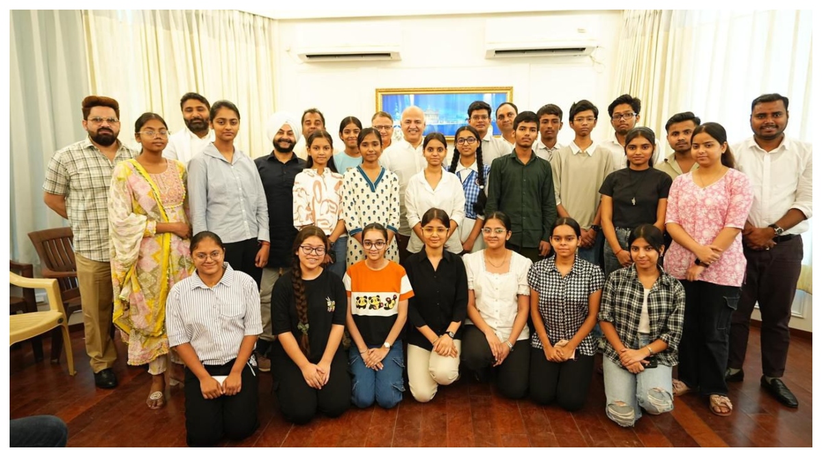 Photo of शिक्षा क्रांति के जनक मनीष सिसोदिया से मिलकर रो पड़ी बच्ची, कहा- ‘आपने सरकारी स्कूलों को बनाया शानदार’