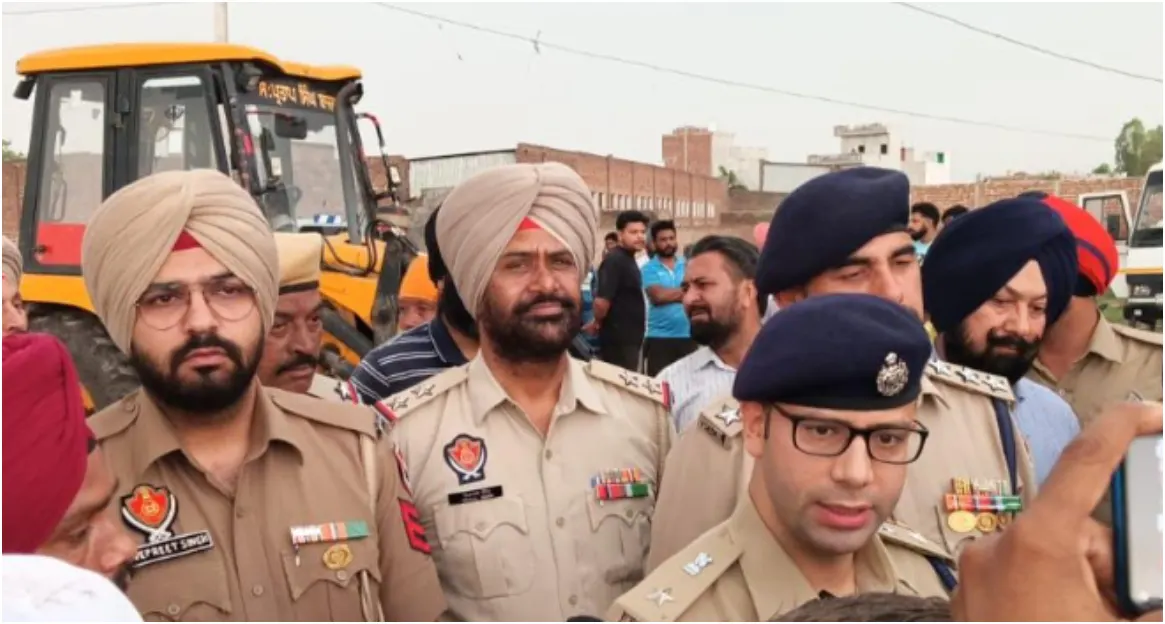 Photo of युद्ध नशों विरुद्ध मुहिम के तहत बटाला पुलिस ने कादियां में भारी बारिश में नशा तस्कर का अवैध निर्माण किया ध्वस्त