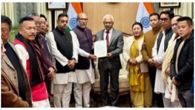 Photo of मणिपुर में बीजेपी ने सरकार बनाने का दावा किया पेश, राज्यपाल से 10 विधायकों ने की मुलाकात