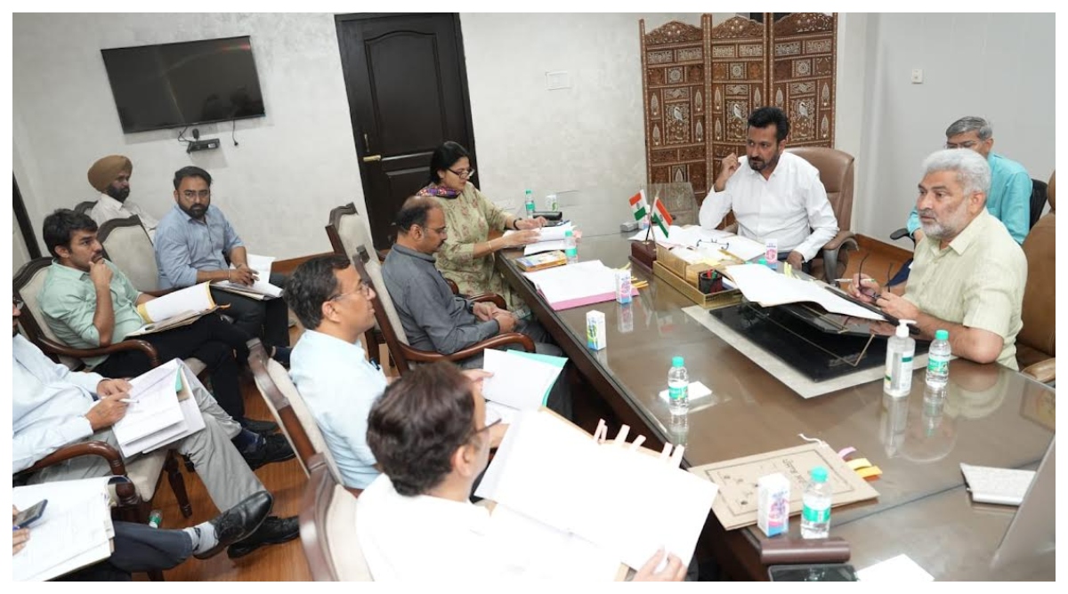 Photo of कैबिनेट मंत्री लाल चंद कटारूचक्क ने वन विभाग के अधिकारियों को शहरी वानिकी परियोजना तैयार करने के दिए निर्देश