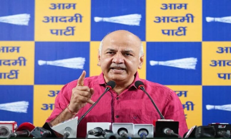 Manish Sisodia surrounded Rekha Sarkar of Delhi