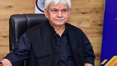 Photo of J&K News: 3 सरकारी कर्मचारियों को किया गया बर्खास्त, आतंकी संबंधों में थे शामिल