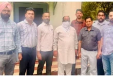 Photo of डी.ई.ओ. कार्यालय का क्लर्क शिक्षक से दूसरी किस्त के 20,000 रुपए रिश्वत लेते रंगे हाथों काबू