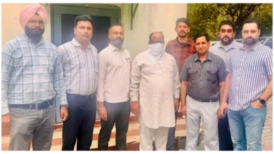 Photo of डी.ई.ओ. कार्यालय का क्लर्क शिक्षक से दूसरी किस्त के 20,000 रुपए रिश्वत लेते रंगे हाथों काबू