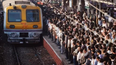 Photo of मुंबई की एक लोकल ट्रेन से गिरकर 5 यात्रियों की मौत, अत्यधिक भीड़ बनी वजह