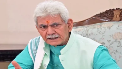 Photo of जम्मू-कश्मीर के उपराज्यपाल का बड़ा फैसला, आतंकी नेटवर्क से जुड़े तीन सरकारी कर्मचारियों को किया बर्खास्त