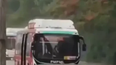 Photo of पुणे में बारिश के बाद सड़कों पर जलभराव, हिंजवाड़ी IT पार्क रोड पर डूबी बस