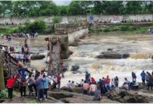 Photo of पूणे में इंद्रायणी नदी पर बना पूल टूटा, 20 से 25 लोगों के बहने की खबर, रेस्क्यू ऑपरेशन जारी