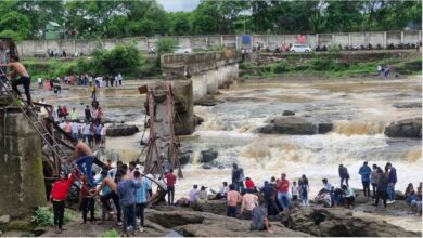 Photo of पूणे में इंद्रायणी नदी पर बना पूल टूटा, 20 से 25 लोगों के बहने की खबर, रेस्क्यू ऑपरेशन जारी