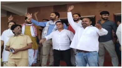 Photo of बांके बिहारी मंदिर के कॉरिडोर का हो रहा विरोध, जानें गोस्वामी समाज क्यों सड़कों पर उतरा?