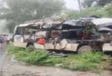 Photo of झारखंड के देवघर में कांवड़ियों से भरी बस की ट्रक से टक्कर, 18 की मौत, कई घायल