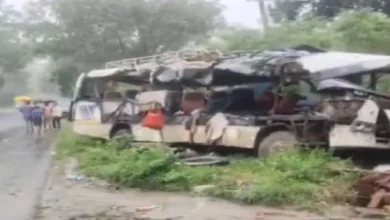 Photo of झारखंड के देवघर में कांवड़ियों से भरी बस की ट्रक से टक्कर, 18 की मौत, कई घायल