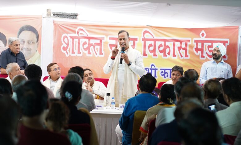 रोहिणी सेक्टर-20 में पेयजल पाइपलाइन का उद्घाटन करते मंत्री रविन्द्र इंद्राज"