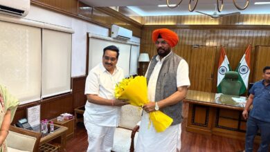 Photo of कैबिनेट मंत्री कुलदीप सिंह धालीवाल ने केंद्रीय मंत्री सी. आर. पाटिल को अजनाला में रावी दरिया के कारण बाढ़ से हुये नुकसान और सुरक्षा चिंताओं को दूर करने के लिए फंड देने की विनती की