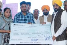 Photo of Punjab : CM भगवंत मान का बड़ा कदम, शहीद ASI के परिवार को सौंपा एक करोड़ रुपये का चेक