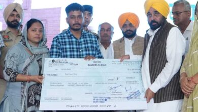 Photo of Punjab : CM भगवंत मान का बड़ा कदम, शहीद ASI के परिवार को सौंपा एक करोड़ रुपये का चेक