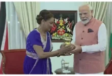 Photo of PM मोदी ने कमला बिसेसर को दिया महाकुंभ और सरयू का पावन जल, भेंट की राम मंदिर की प्रतिकृति