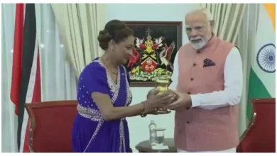 Photo of PM मोदी ने कमला बिसेसर को दिया महाकुंभ और सरयू का पावन जल, भेंट की राम मंदिर की प्रतिकृति
