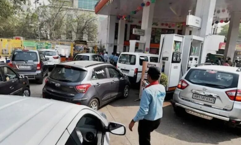 From today, old vehicles will not get petrol and diesel in Delhi.