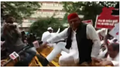 Photo of SIR और ‘वोट चोरी’ के खिलाफ मार्च में पुलिस ने रोका, बैरिकेड पर चढ़कर आगे बढ़े अखिलेश यादव