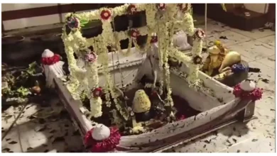 Photo of वाराणसी के आत्मविश्वेश्वर मंदिर में आग लगने से 7 लोग झुलसे, दहशत का माहौल