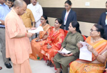 Photo of वाराणसी में मुख्यमंत्री योगी आदित्यनाथ ने शैला खानम को दी उम्मीद की नई राह, सिलाई मशीन से मिली आजीविका
