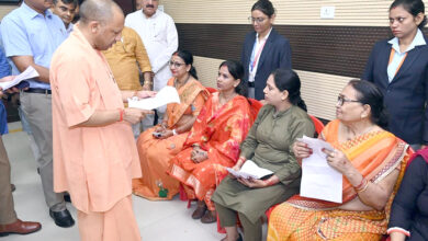 Photo of वाराणसी में मुख्यमंत्री योगी आदित्यनाथ ने शैला खानम को दी उम्मीद की नई राह, सिलाई मशीन से मिली आजीविका