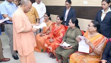 Photo of वाराणसी में मुख्यमंत्री योगी आदित्यनाथ ने शैला खानम को दी उम्मीद की नई राह, सिलाई मशीन से मिली आजीविका