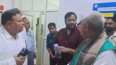 Photo of फतेहपुर अस्पताल में चपरासी बना अधिकारी, कैबिनेट मंत्री को घुमाया अस्पताल…निलंबन की कार्रवाई शुरू