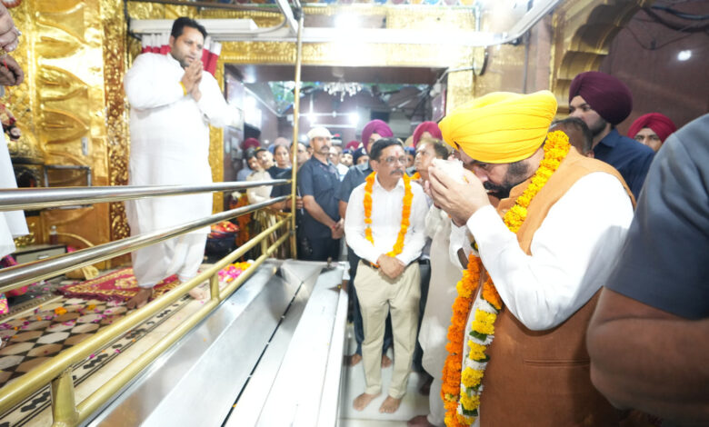 CM Mann Visits Temple
