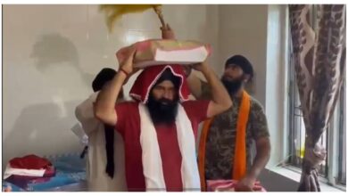 Photo of बाढ़ के बीच ‘आप’ विधायक ने गुरु ग्रंथ साहिब जी का स्वरूप आदर-सम्मान से पहुंचाया सुरक्षित, सोशल मीडिया पर हो रहा वायरल
